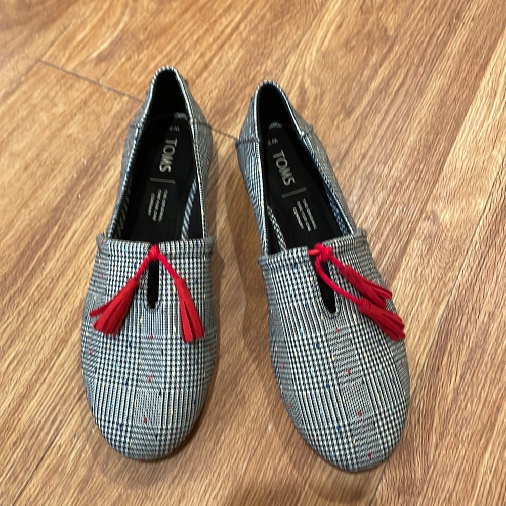 TOMS black plaid shoes W7